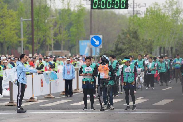 信用网怎么注册_“天工”第一个冲出去信用网怎么注册！全球首个人形机器人半程马拉松开跑