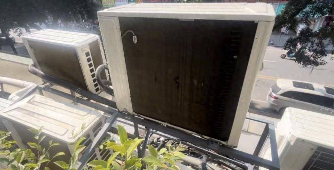 WNBA篮球投注
_广东一女子家里太热WNBA篮球投注
，发现阳台外被挂了12台空调外机