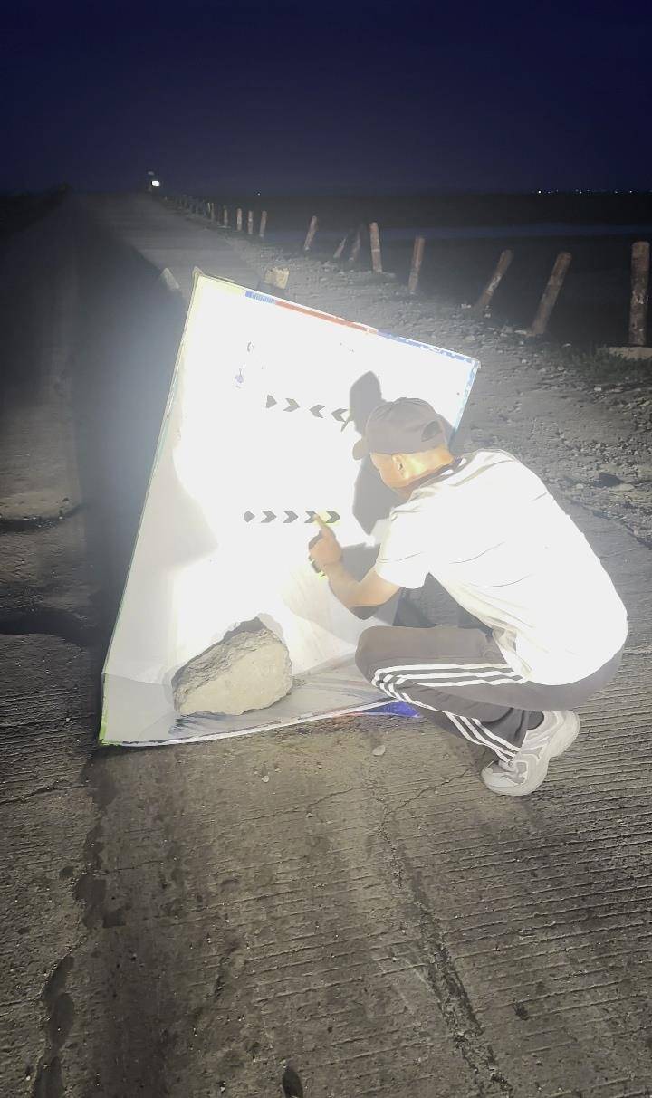 皇冠信用网
_夜晚开车遇大坑皇冠信用网
，内蒙古一对夫妻往返20余公里布置“警示牌”