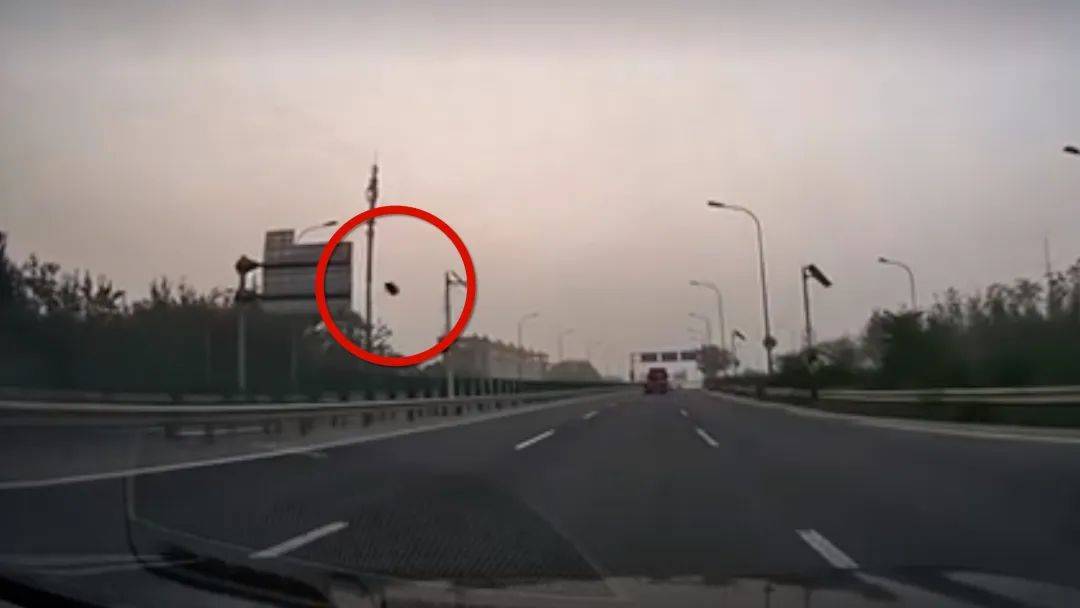 俄罗斯超级联赛 _北京一车主称开车时飞来“脸大”石头砸穿玻璃击中脸部致毁容？交警：已立案俄罗斯超级联赛 ，正调查