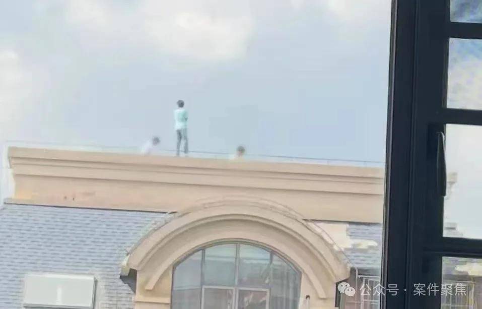 皇冠信用网如何注册_吓出一身冷汗！事发上海皇冠信用网如何注册，3个娃在13楼楼顶边缘“飞檐走壁”，还不是第一次