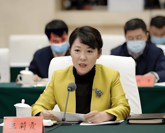 皇冠信用网在线注册
_正部级美女大员被查！千万华服堆满多套住宅皇冠信用网在线注册
，化妆团队提前数小时待命~