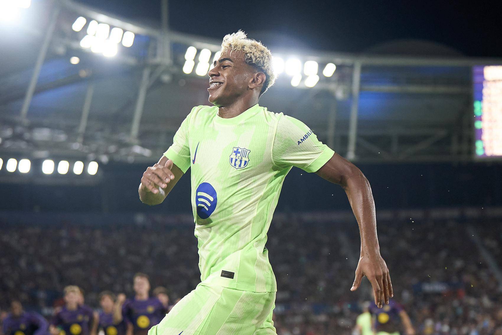 纳尔瓦vs卡勒威
_【西甲】拉什福德被换下之后纳尔瓦vs卡勒威
，亚马尔和佩德里带领巴萨大逆转