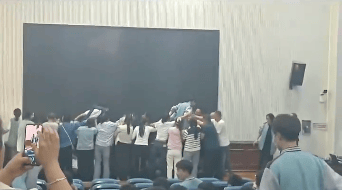 皇冠信用网出租_家长跪地被学生轮流踩踏皇冠信用网出租，校方凌晨道歉