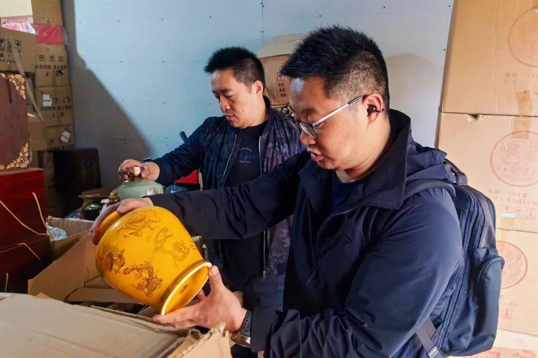 阿森纳足球_上海女子半年狂买200多箱白酒阿森纳足球，丈夫生病连4000元都拿不出！