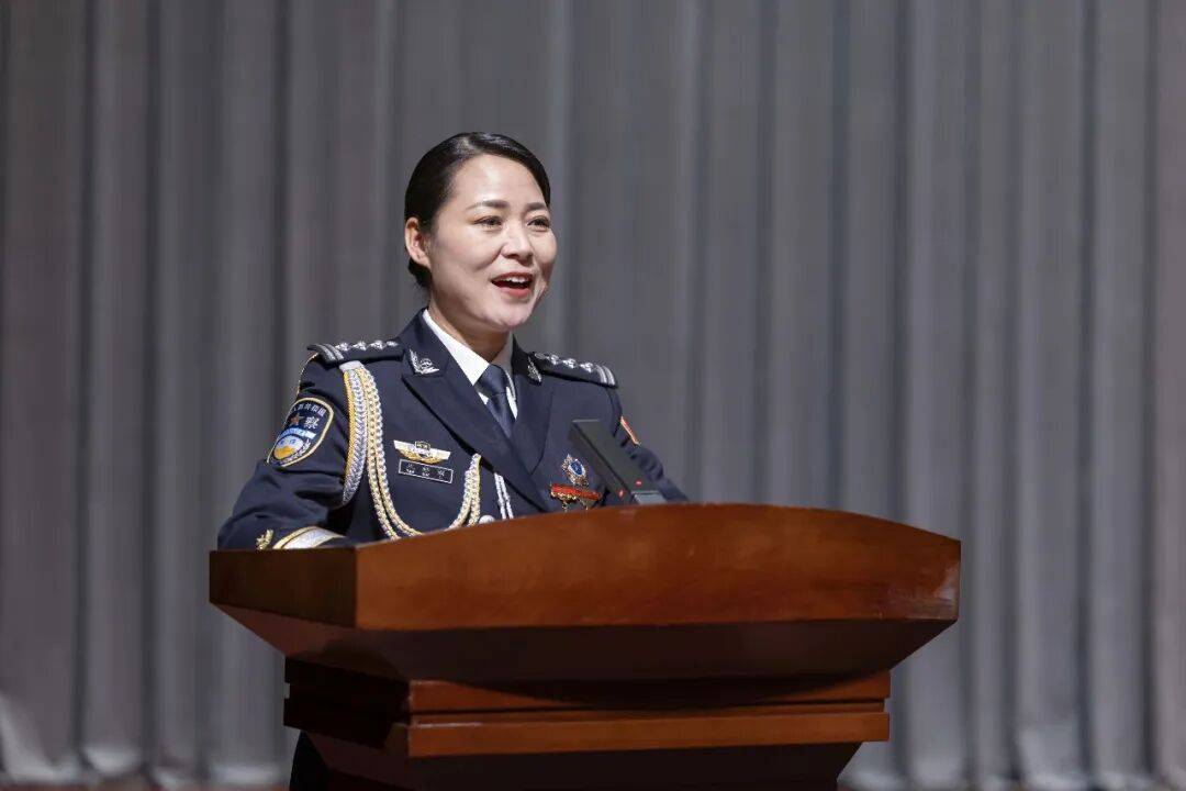 皇冠信用网代理_司法部部长、河南省委书记皇冠信用网代理,向王妙丽同志颁发奖章和证书