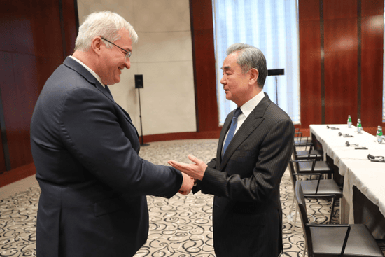 皇冠信用网登3代理_牛弹琴：一觉醒来皇冠信用网登3代理，乌克兰感谢中国了