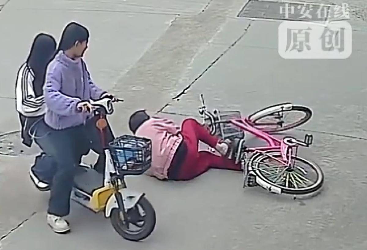 皇冠信用网平台_2名初中女生扶摔倒女子遭索赔22万皇冠信用网平台，女子称受惊吓摔倒，交警认定两名初中生次责