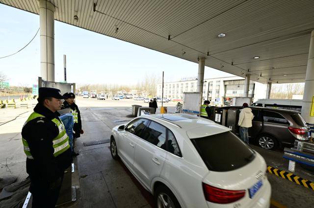 皇冠足球比分_近6万辆车抵京皇冠足球比分，通州交警全力保障入京通道畅通