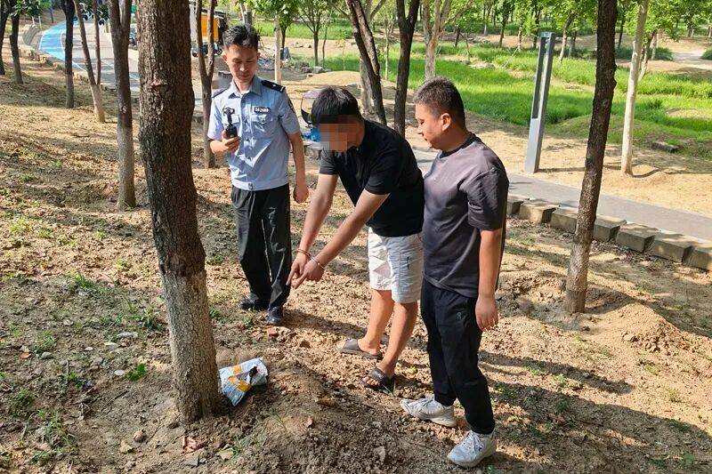 世界杯皇冠平台_男子留宿4个同事忍不住炫耀2万元世界杯皇冠平台，深夜发现钱不见了！警方查明