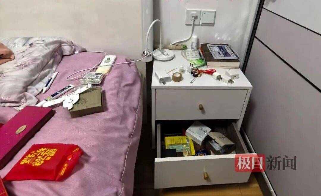 皇冠体育网
_武汉一女子发现家中8根金条凭空消失皇冠体育网
,报警称怀疑是前夫偷的:他在外面有负债,也有我家钥匙;警方经排查,从女子卧室抽屉夹缝中找到金条