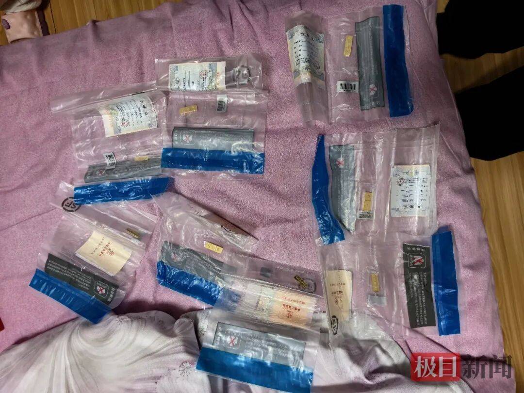 皇冠体育网
_武汉一女子发现家中8根金条凭空消失皇冠体育网
,报警称怀疑是前夫偷的:他在外面有负债,也有我家钥匙;警方经排查,从女子卧室抽屉夹缝中找到金条